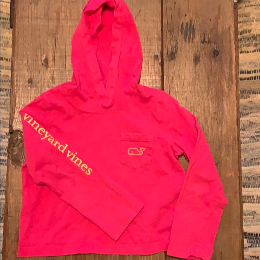 Vineyard Vines girl’s hooded tshirt.